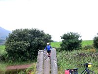 Z50_5394  Zeer smal bruggetje : fietsvakantie, Ierland, Ellen