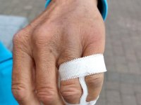 IMG 20220823 122639935  Na een X-ray werd de gebroken linker pink van Ellen gespalkt. : fietsvakantie, Ierland, Ellen