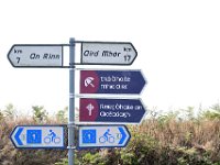 Z50_5798  Alleen Iers op de wegwijzers in dit Gaeltacht gebied : fietsvakantie, Ierland