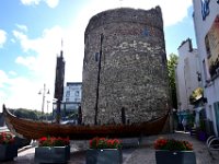 Z50_5829  Reginald's Tower met een Viking schip replica : fietsvakantie, Ierland, Waterford