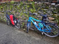Z50_5906  Bij het lokale supermarktje : fietsvakantie, Ierland, Glendalough
