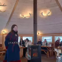 IMG 20260302 135313322 HDR  Sami vrouw in traditionele kleding in de tent Sami reindeer feeding en Sami Culture excursie bij Ramfjordbotn