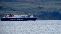 x  DSC06162  de ferry van Oban naar Barra vaart voorbij
